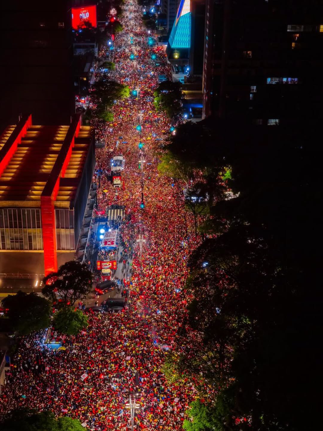 Apoiadores comemoram eleição de Lula na Avenida Paulista no dia 25 de outubro de 2026. Foto: Facebook Lula. Apoiadores comemoram eleição de Lula na Avenida Paulista no dia 25 de outubro de 2026. Foto: Facebook Lula.