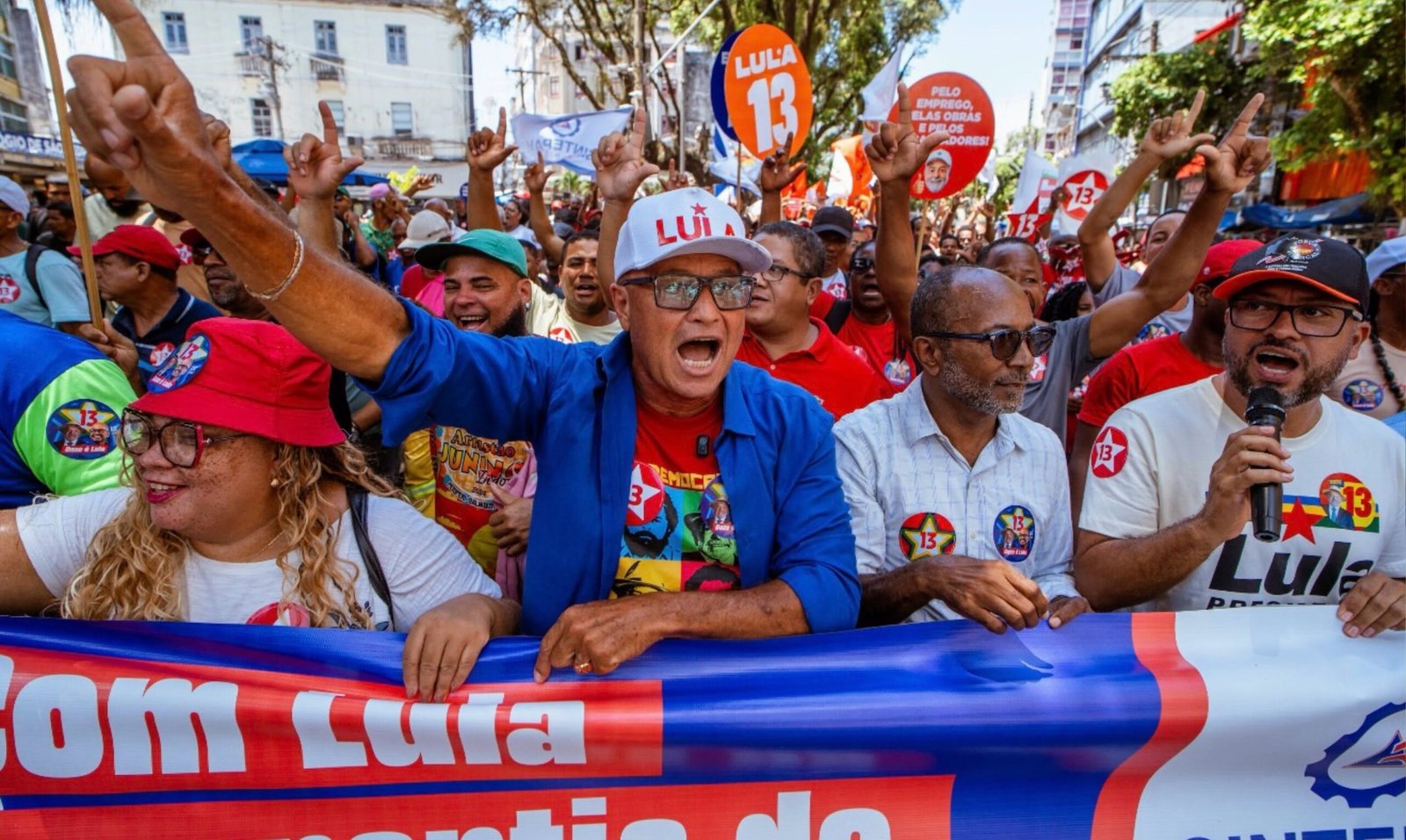 Sintepav Bahia promove assembleia para discutir o futuro do setor da construção e arrecadar apoio ao Lula no segundo turno. Na foto: Irailson Gazo, Bebeto Galvão e Emerson Gomes. Sintepav Bahia promove assembleia para discutir o futuro do setor da construção e arrecadar apoio ao Lula no segundo turno. Na foto: Irailson Gazo, Bebeto Galvão e Emerson Gomes.