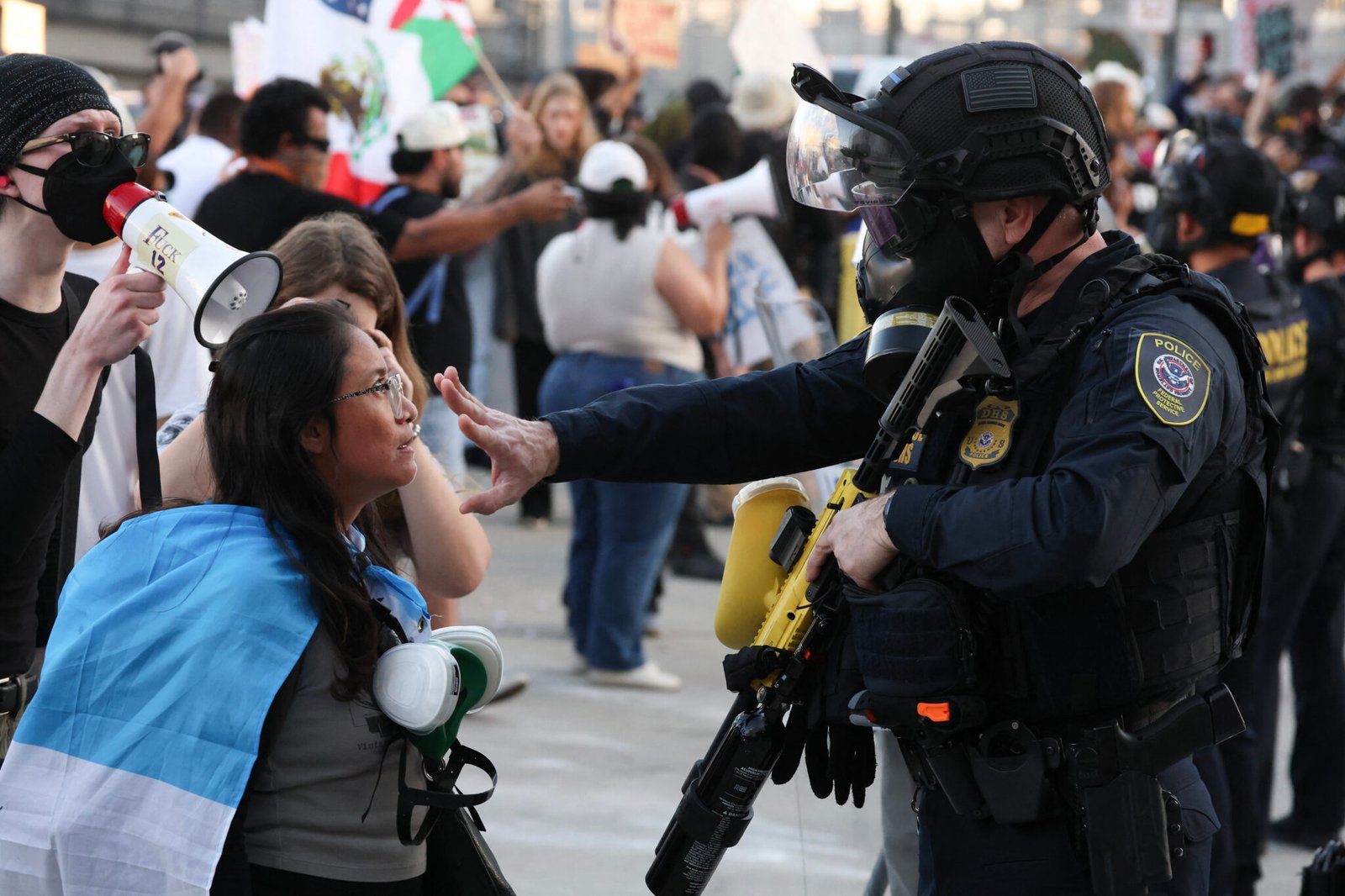 Agente do Ice reprime manifestante em Los Angeles | Crédito: Patrick T. Fallon / AFP