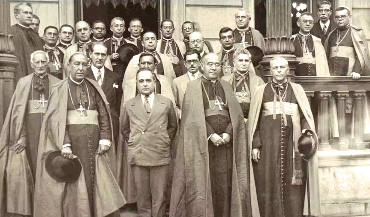 Getúlio Vargas com bispos na consagração de Nossa Senhora Aparecida como padroeira do Brasil, em 1931 — Foto: Reprodução/Santuário Nacional