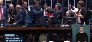 Senadores comemoram a votação pelo fim da escala 6x1