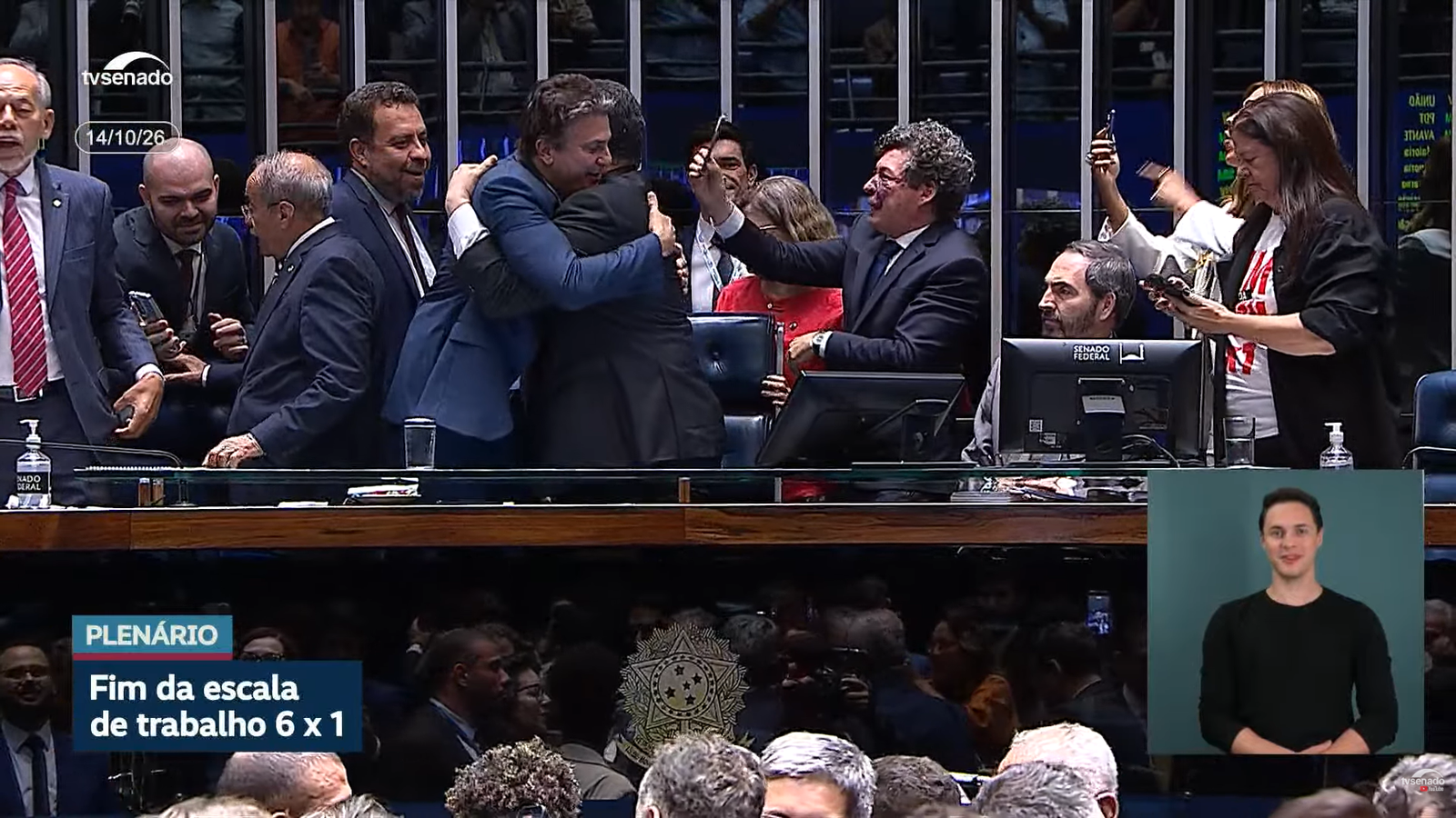 Senadores comemoram a votação pelo fim da escala 6x1