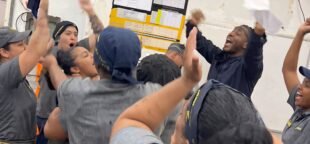 Imagem editada por IA de um vídeo que circulou nas redes sociais no qual trabalhadores comemoram o anúncio do fim da escala 6x1 e a implementação da escala 5x2.