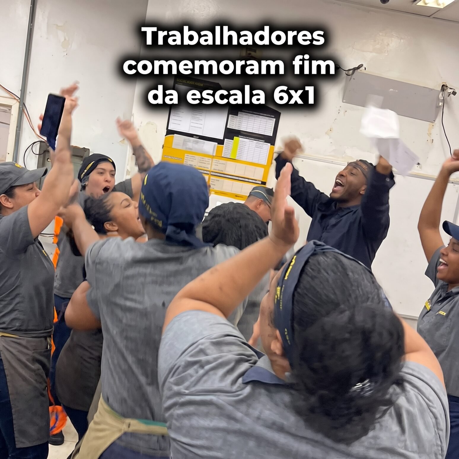 Imagem editada por IA de um vídeo que circulou nas redes sociais no qual trabalhadores comemoram o anúncio do fim da escala 6x1 e a implementação da escala 5x2.
