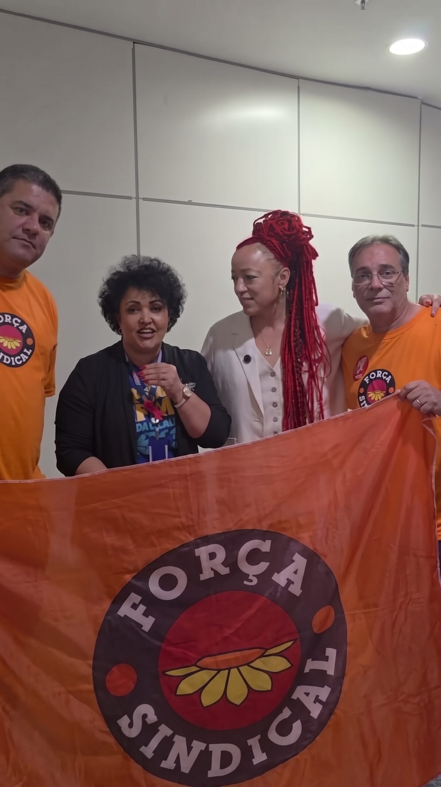 Daiana Santos com diretores do Sindec