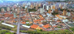 Estudo revela que 92,26% dos limeirenses trabalham mais de 40 horas semanais. Entenda os dados por trás disso. Foto: centro de Limeira, Wikipedia.
