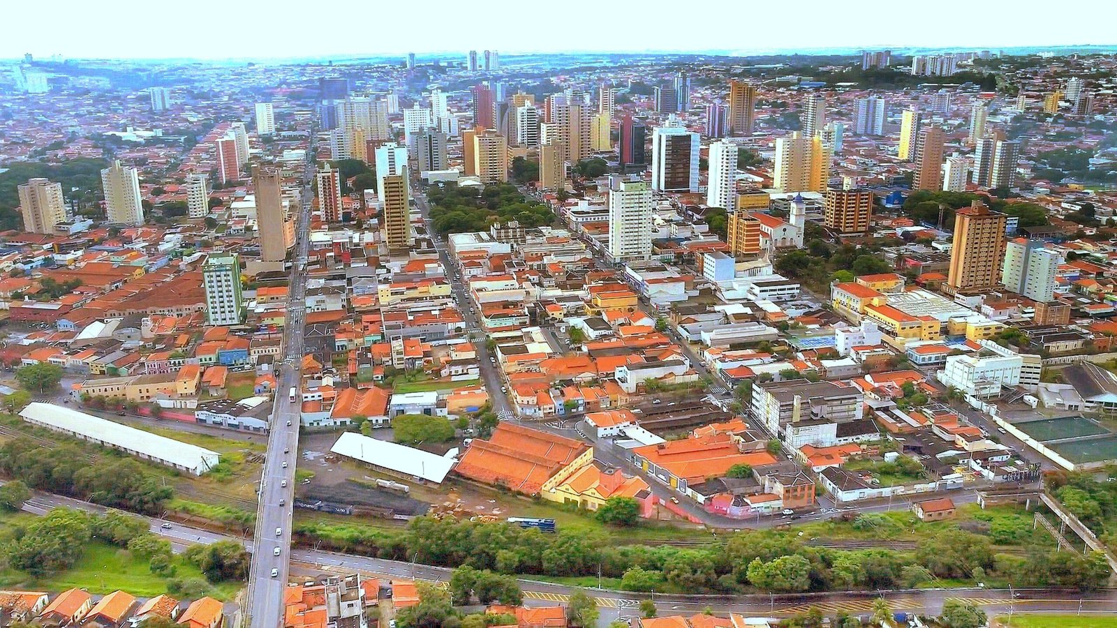 Estudo revela que 92,26% dos limeirenses trabalham mais de 40 horas semanais. Entenda os dados por trás disso. Foto: centro de Limeira, Wikipedia.