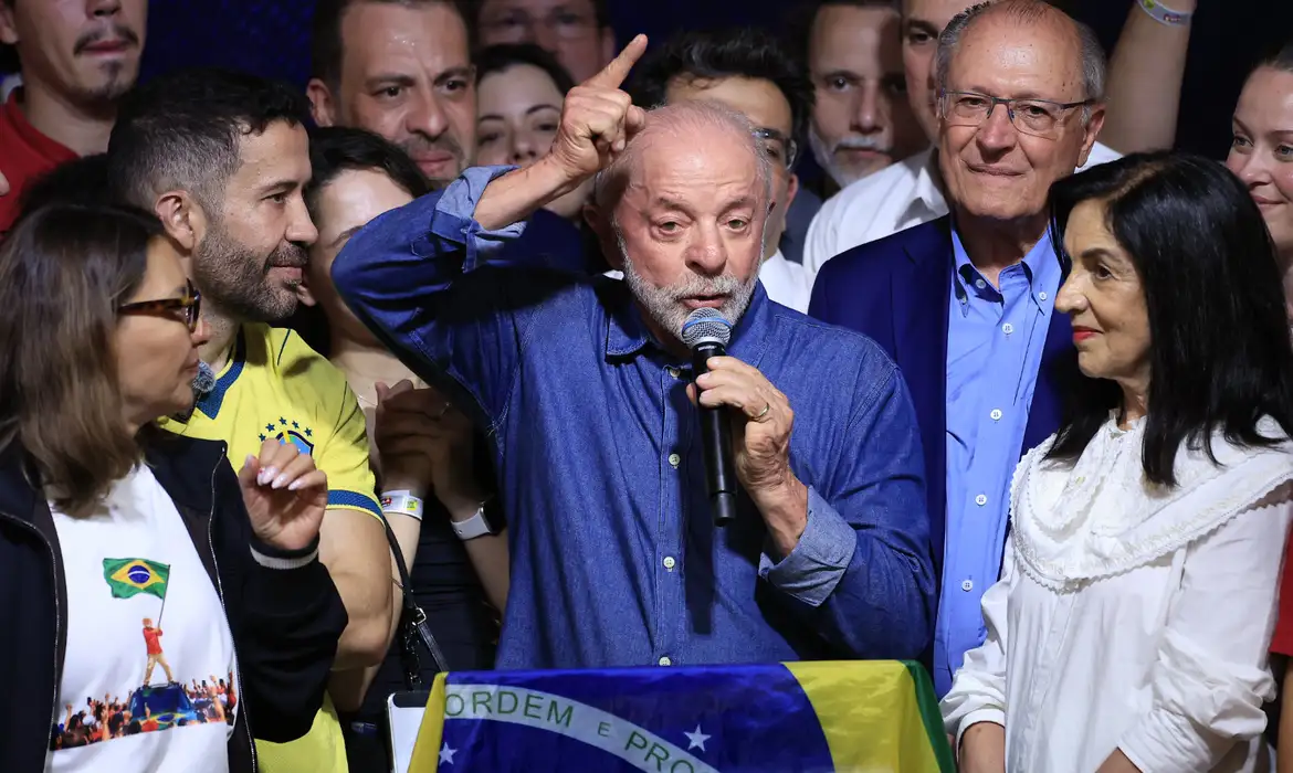 Lula promete ampliar participação popular no novo governo