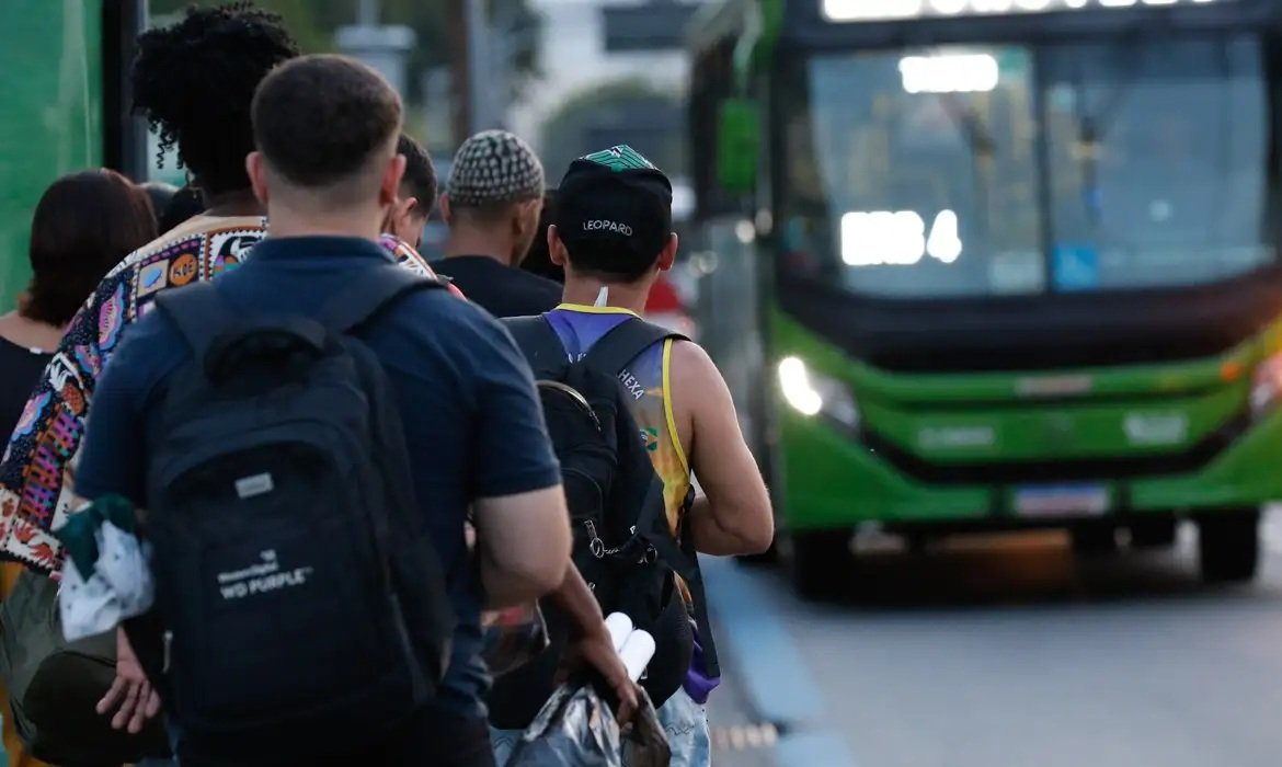 Povo brasileiro: trabalhadores em deslocamento para o trabalho. Foto: Agência Brasil.