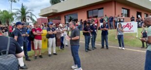 O STIAL promove assembleias para discutir a redução da jornada de trabalho e o fim da escala 6×1 com os trabalhadores de Limeira. Foto: Artur Bueno com trabalhadores da Ajinomoto.
