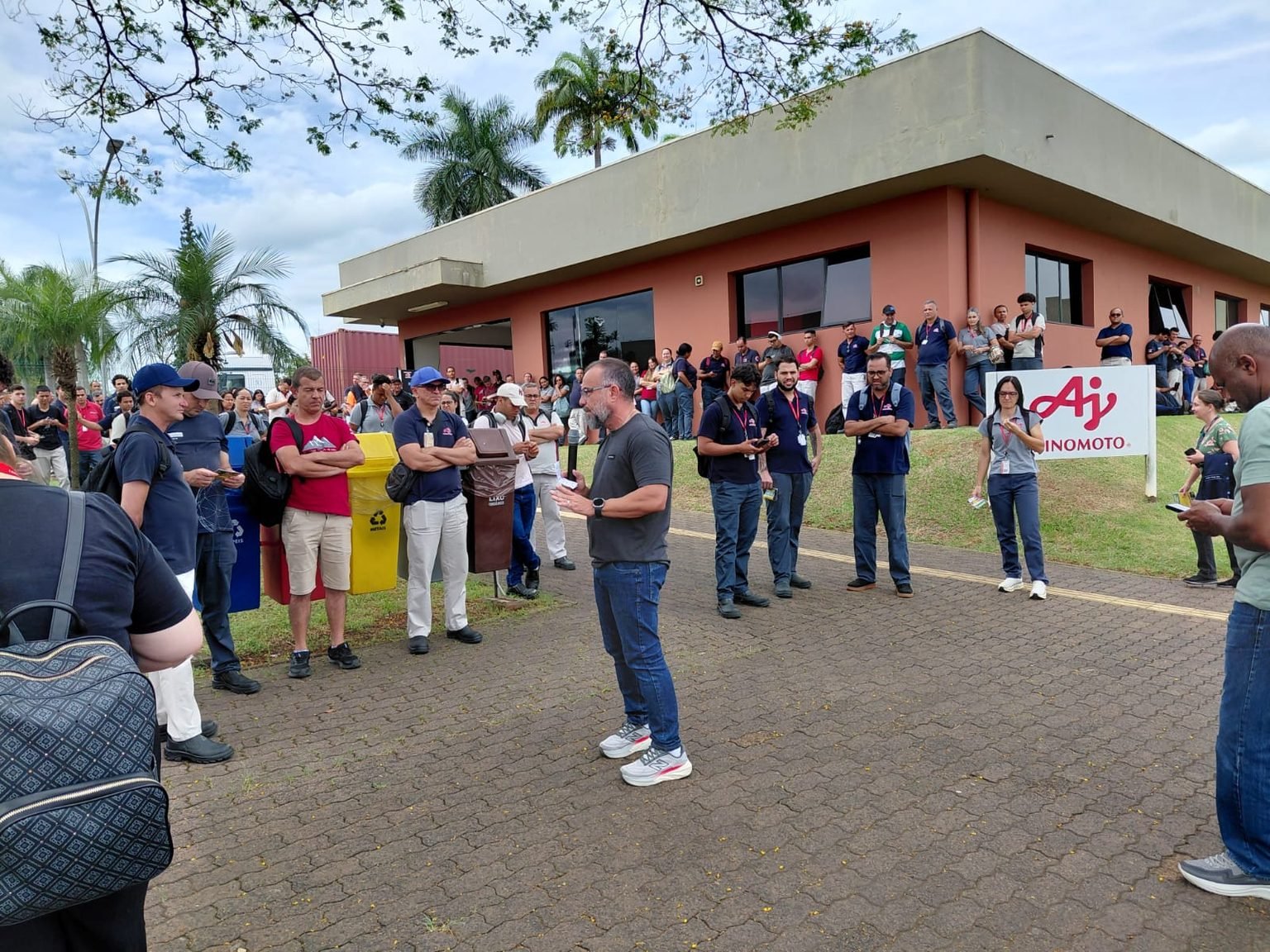 O STIAL promove assembleias para discutir a redução da jornada de trabalho e o fim da escala 6×1 com os trabalhadores de Limeira. Foto: Artur Bueno com trabalhadores da Ajinomoto.