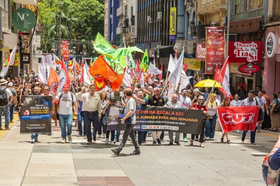 Centrais sindicais querem transformação na jornada de trabalho sem perdas salariais. Saiba mais sobre essa luta.