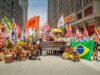 A jornada de trabalho no Brasil é um tema crucial. A redução pode melhorar o equilíbrio entre vida e trabalho. Foto: manifestação das centrais sindicais pela redução da jornada na Esquina Democrática, em Porto Alegre, dezembro de 2025.
